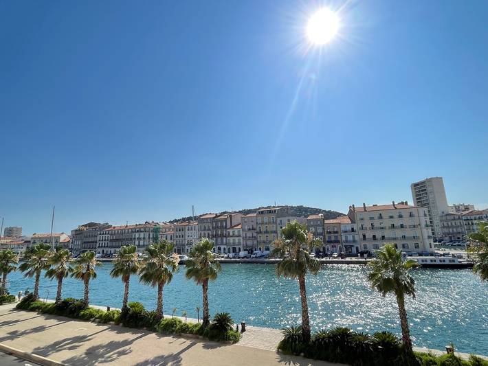 Entire apartment, Spacious 2-bedroom with garage, air conditioning, terrace near center in Sète in Sete, Mediterranean Coast (France)