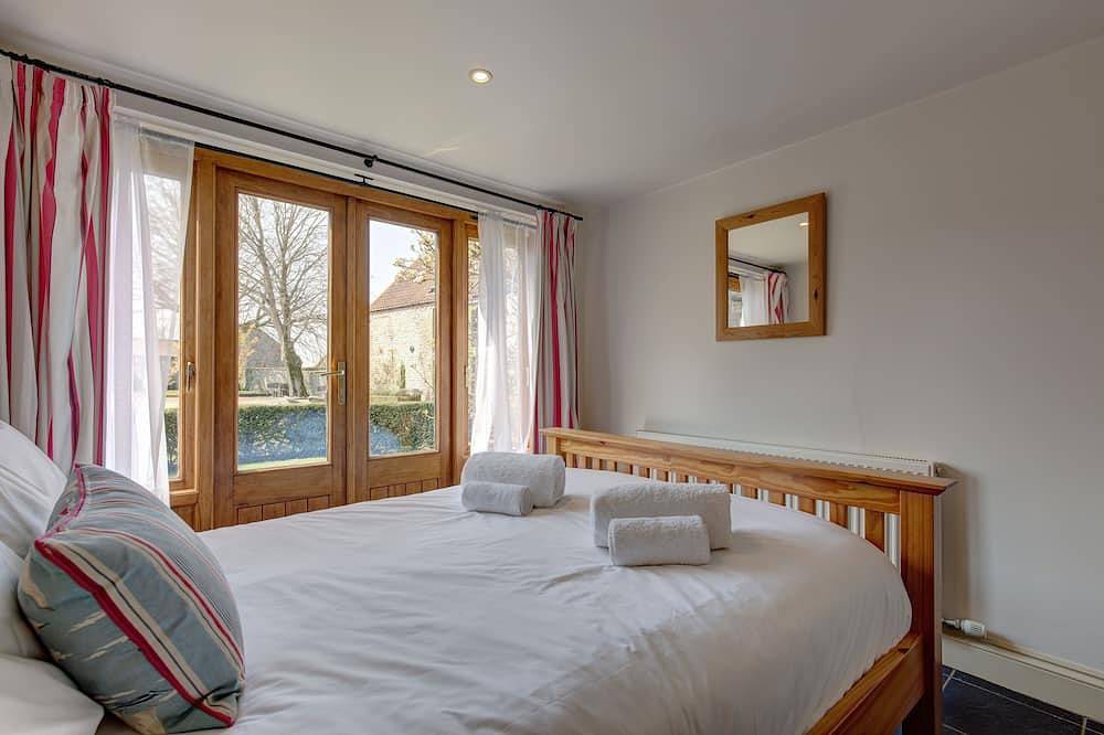 Riding Stable - sleeps 6 guests in 3 bedrooms in Bodham, Norfolk Coast