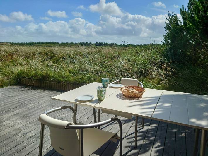 Ferieudlejning for 4 personer, med terrasse i Lild Strand
