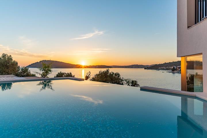 Perfekt gestaltete Villa an der Küste der Bucht Ražanj, ein Dorf in der Nähe von Primošten und Rogoznica in Razanj, Šibenik-Knin