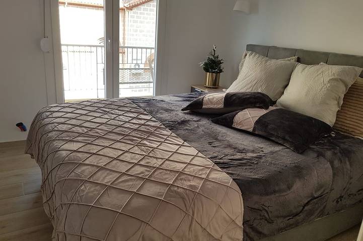 Entire apartment, Thessaloniki City Center 2 bedroom apartment with Agia Triada church view in Faliro (Thessaloniki), Thessaloniki region
