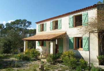 Gîte pour 6 personnes, avec vue ainsi que jardin et piscine à Pontevès