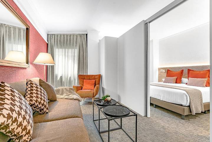 Apartahotel para 4 personas, con vistas además de terraza y piscina en Barcelona