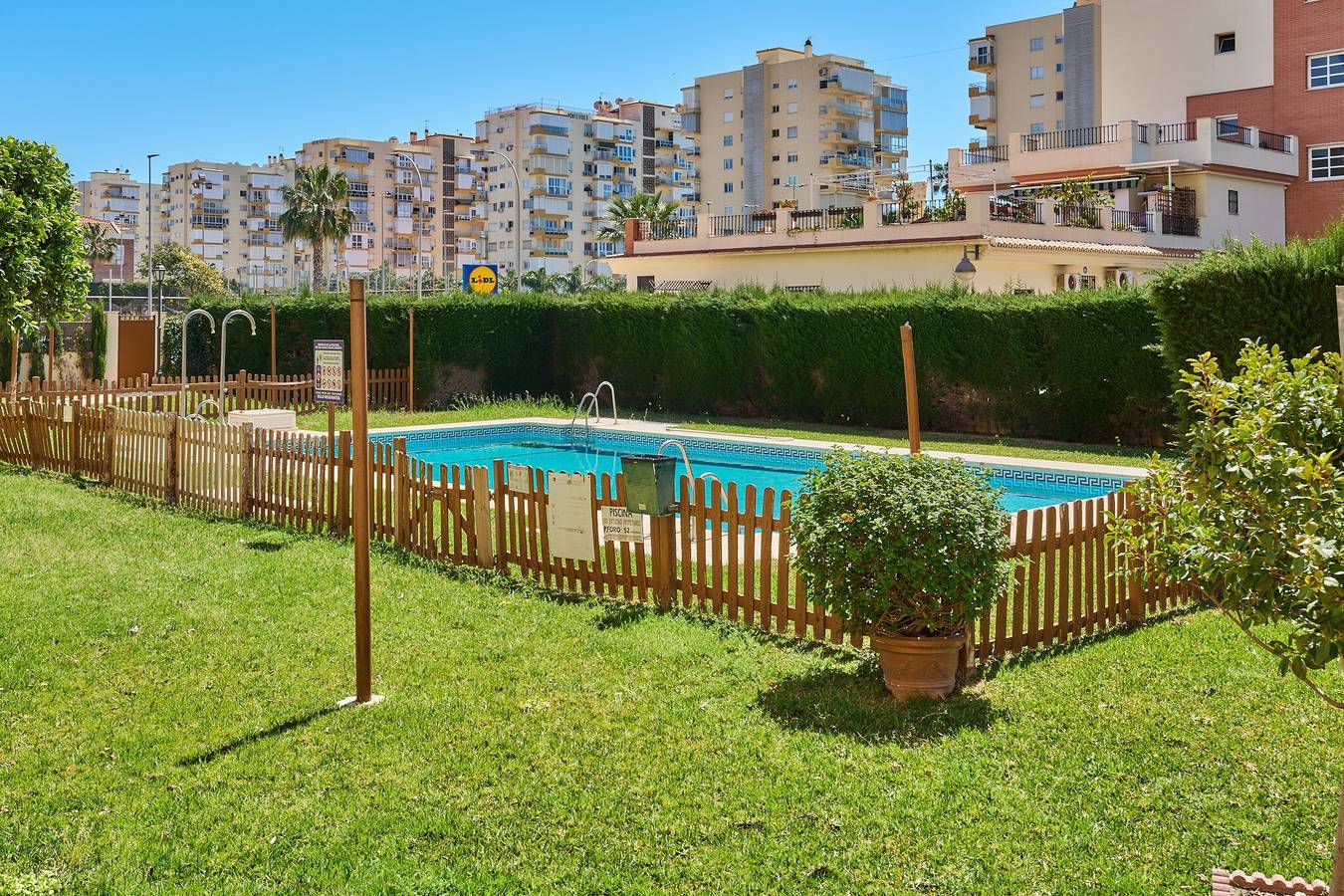 Apartamento entero, Apartamento 'Casa Dulia' con amplia terraza y vistas al mar in Algarrobo Costa, Algarrobo