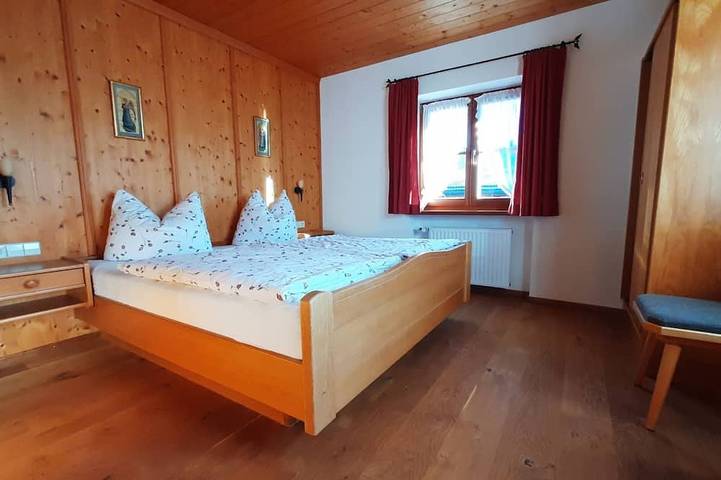 Entire apartment, Three-room vacation apartment (2) 60 square meters, large bathroom, separate bedroom, kitchen, balcony in Reit im Winkl, Bavarian Alps