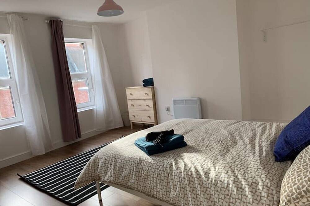Entire apartment, Nr Grand Hotel-Master Bedroom With A City View in Leicester, Heart of England