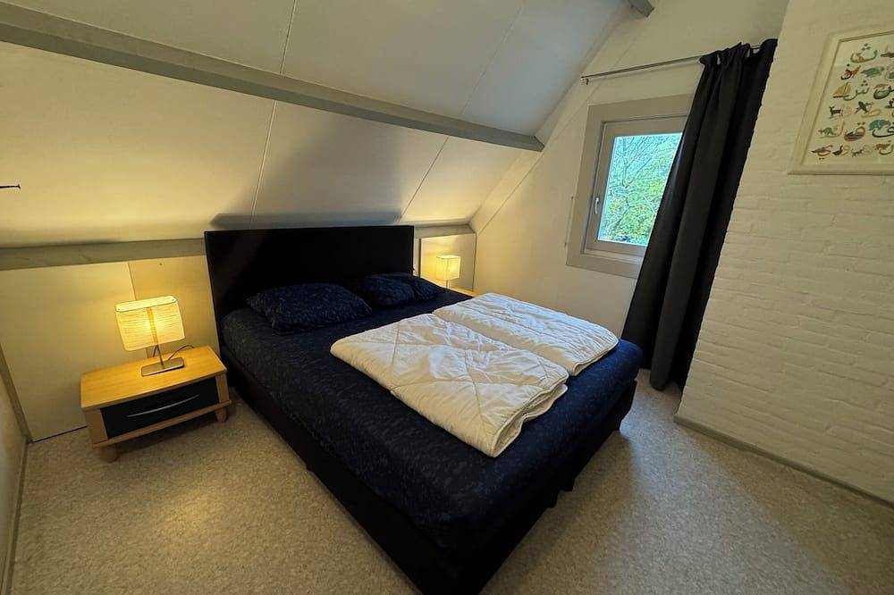 Vakantiehuis met 500 m² omheind terrein met parkeerplaats. Nieuwe keuken in 2019. in Scharendijke, Grevelingenmeer