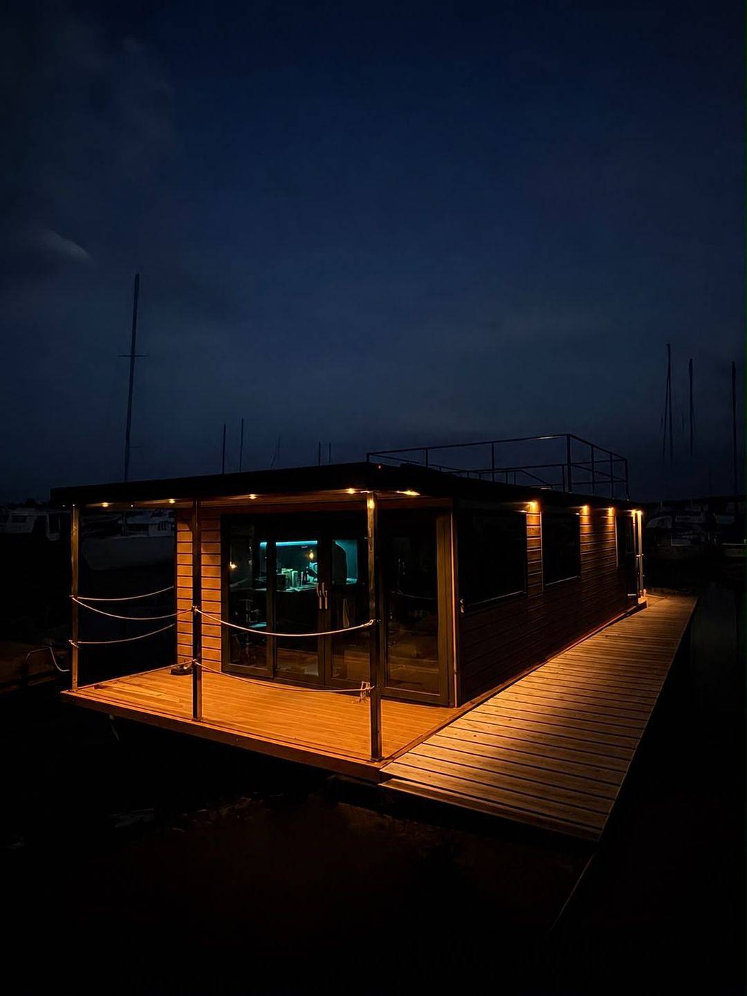 Hausboot Baltic Loft – Exklusives Wohnerlebnis direkt auf der Ostsee auf Fehmarn in Fehmarnsund, Fehmarn
