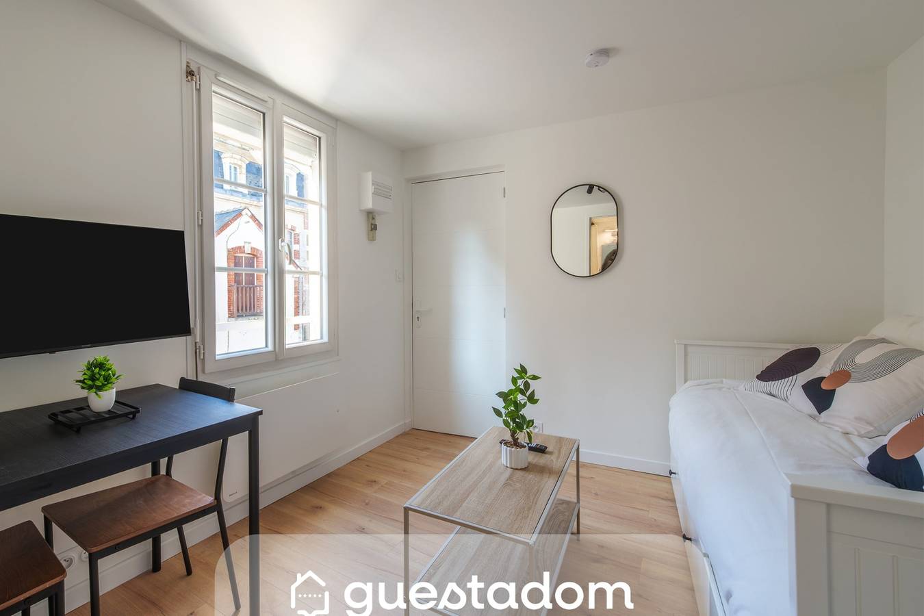 Entire studio, L'Ambroise - Wifi - Centre-ville - Gare in Laval, Mayenne
