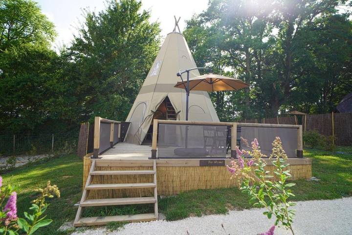 Camping voor 4 personen, with Whirlpool and Terras as well as Tuin and Uitzicht in Yonne