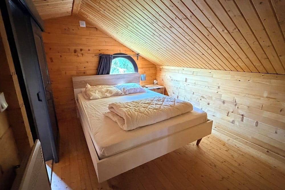 Cozy chalet in the Haut-Jura with an indoor pool in Saint-Laurent-en-Grandvaux, Parc naturel régional du Haut-Jura