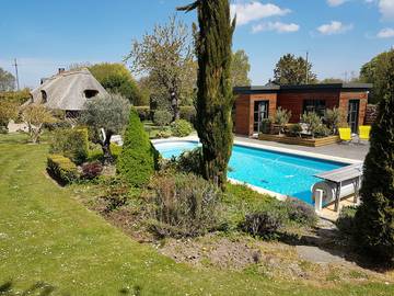 Gîte pour 3 personnes, avec piscine et jacuzzi ainsi que jardin et terrasse à Pennedepie