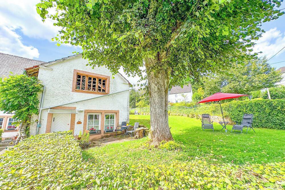 Ganze Wohnung, Erdgeschosswohnung mit Luxusbett und Terrasse in Meisburg, Vulkaneifel