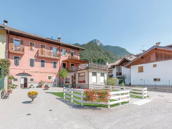 Ferienwohnung für 4 Personen, mit Balkon und Garten sowie Seeblick in Mezzolago