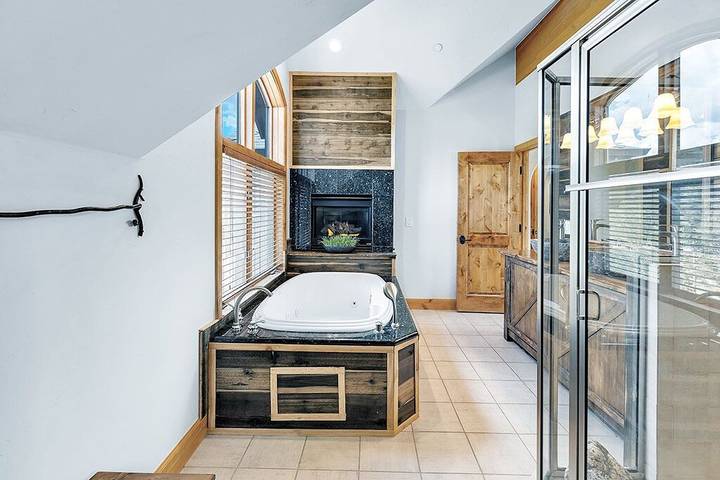 Vacation home for 16 people, with yard and hot tub as well as sauna, with pets in Breckenridge