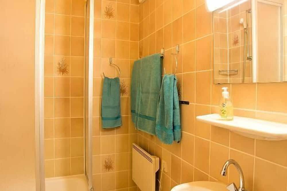 Ganze Wohnung, Komfortable Ferienwohnung mit 2 getrennten Schlafzimmern für bis zu 4 Personen in Bischofsmais, Ostbayern