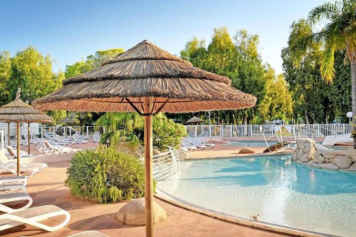 Appart’hôtel pour 2 personnes, avec Balcon et Terrasse ainsi que Jardin et Piscine