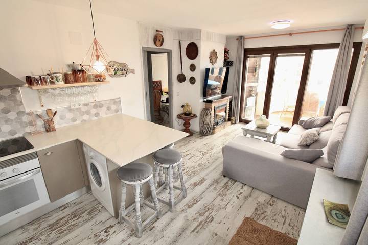 Apartamento entero, Apartamento 'Felicidad' con vistas a la montaña, Wi-Fi y aire acondicionado in Las Marinas, Dénia