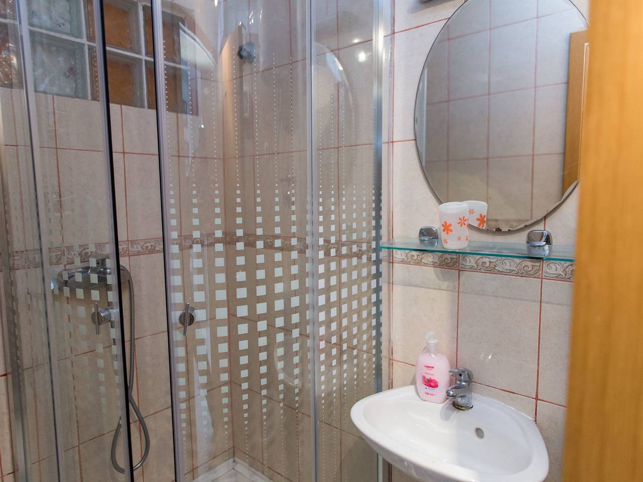 Cały apartament, 4 Ferienwohnug Superior mit Terrasse 12 m2 in Grebastica, Żupania szybenicko-knińska
