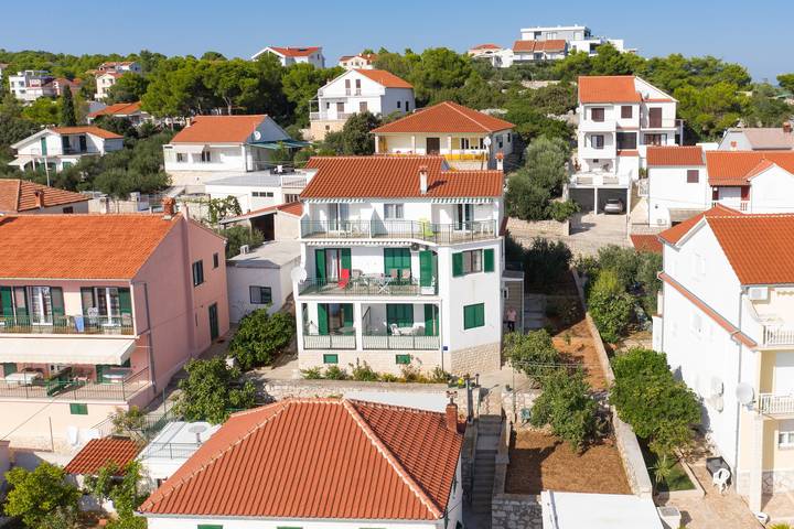 Ganze Wohnung, 2-Zimmer-Ferienwohnung am Strand Jezera, Murter -a in Tisno, Murter
