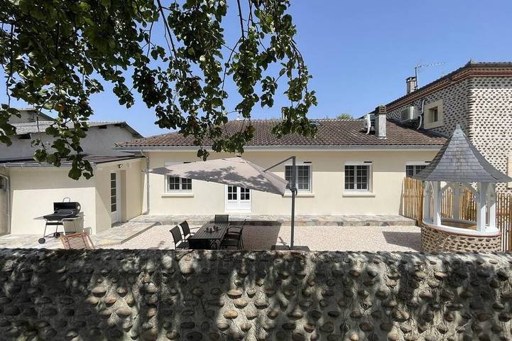 Location de vacances pour 4 personnes, avec Jardin et Piscine dans Lasclaveries