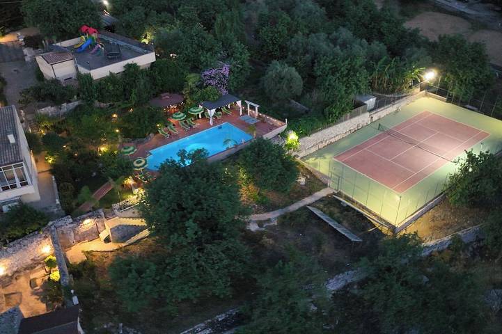 Villa conviviale et familiale, piscine privée chauffée, court de tennis, 20 min. de la plage. in Modica (town), Modica
