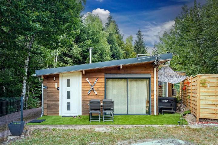 Chalet pour 3 personnes, avec Jacuzzi et Terrasse ainsi que Jardin et Sauna