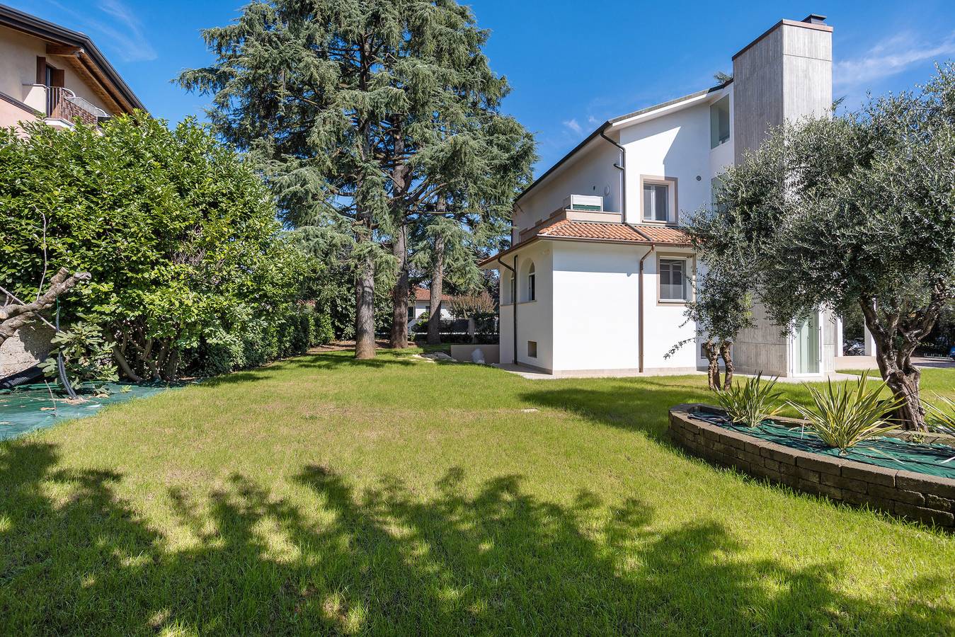 Entire apartment, Magnolia: garden and parking. Vimercate/Monza in Vimercate, Brianza