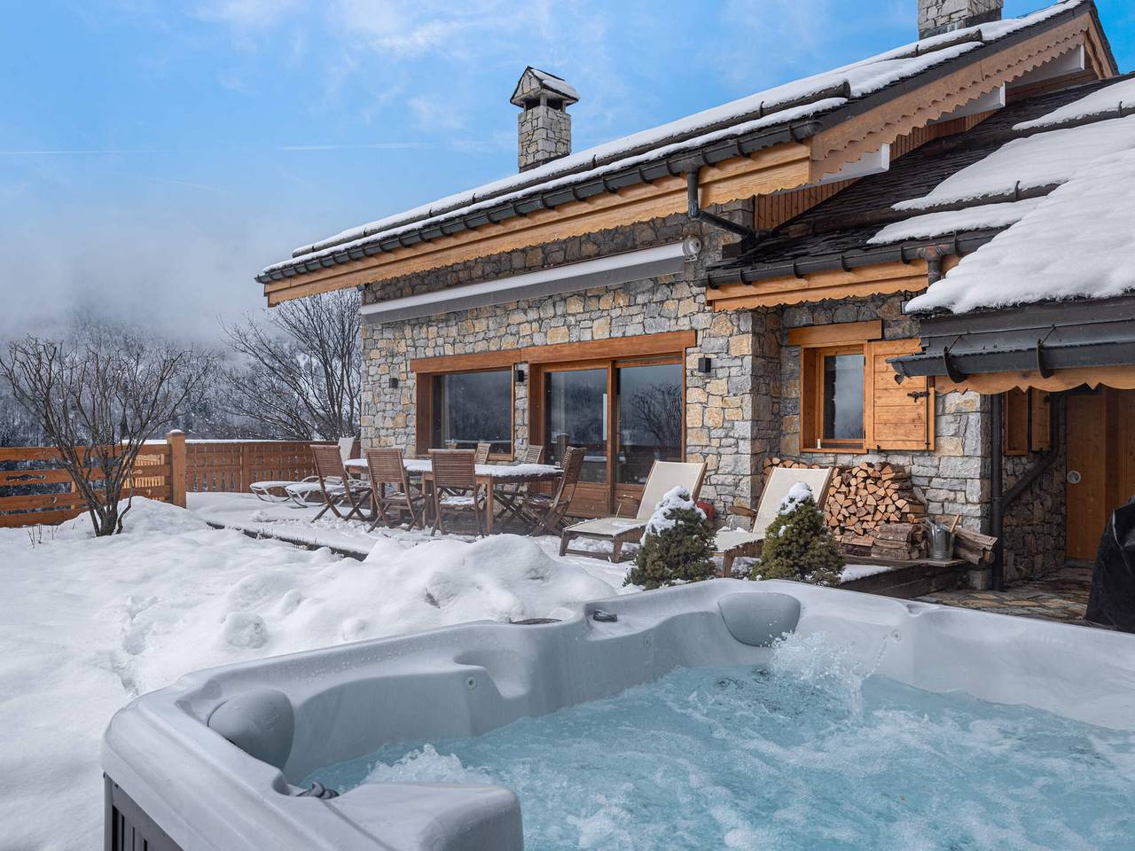 Ganze Wohnung, Modernes Chalet mit Jacuzzi und Haustiere erlaubt, nahe Méribel Pisten in Meribel Village, Courchevel