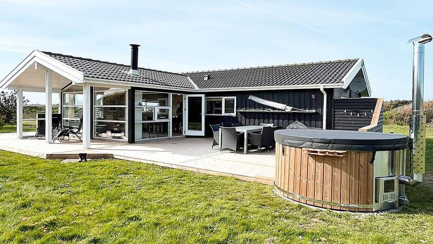 Ferieudlejning for 6 personer, med terrasse og jacuzzi i Nørlev Strand