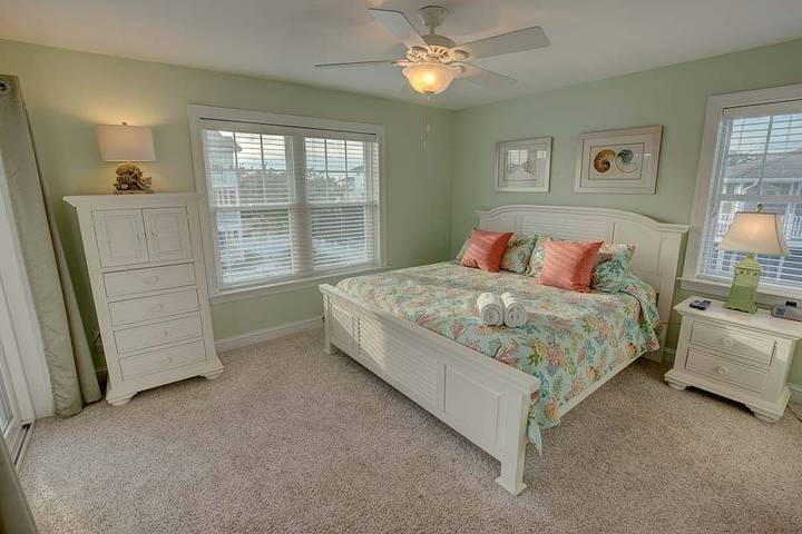Vacation rental for 26 people, with balcony and hot tub in Virginia Beach