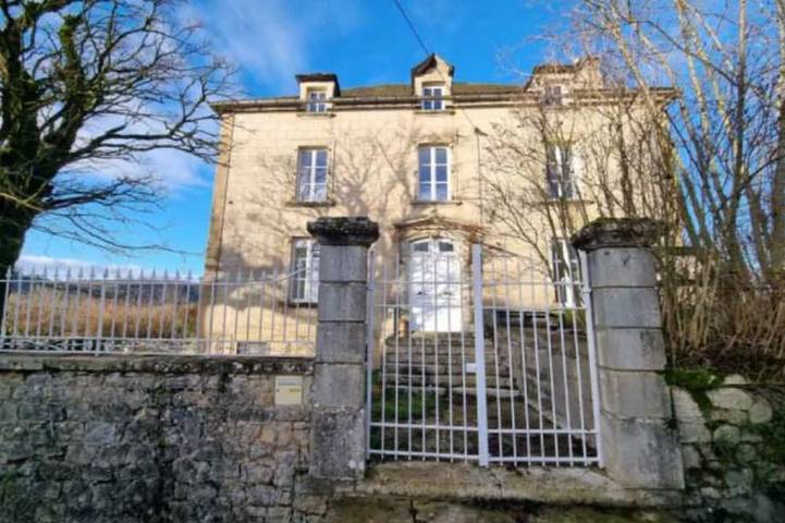 Gîte pour 9 personnes à Saint-Saturnin-de-Lenne