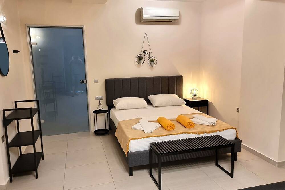 Luxurious 5-bedroom beachfront villa with a private rooftop pool and sea view in Agia Marina, Chaniaregionen