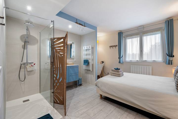 Guest Room "Room 2 - Seychelles" with Shared Terrace, Garden, and Wi-Fi in Seynod, Annecy (commune)