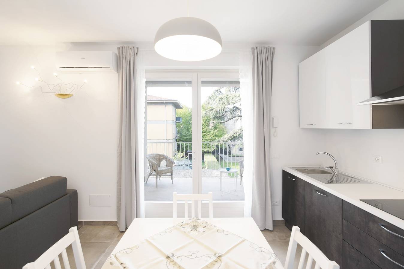 Appartement entier, Appartement moderne près du lac de Garde avec Wi-Fi et terrasse in Bardolino, Montagnes autour du lac de Garde