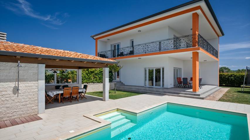 Villa für 8 Personen, mit Terrasse und Garten in Kaštel (Plovanija)