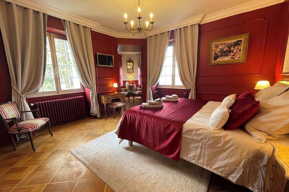 Charming bed and breakfast at the château with breakfast included. in Saint-Genest-Lerpt, Loire