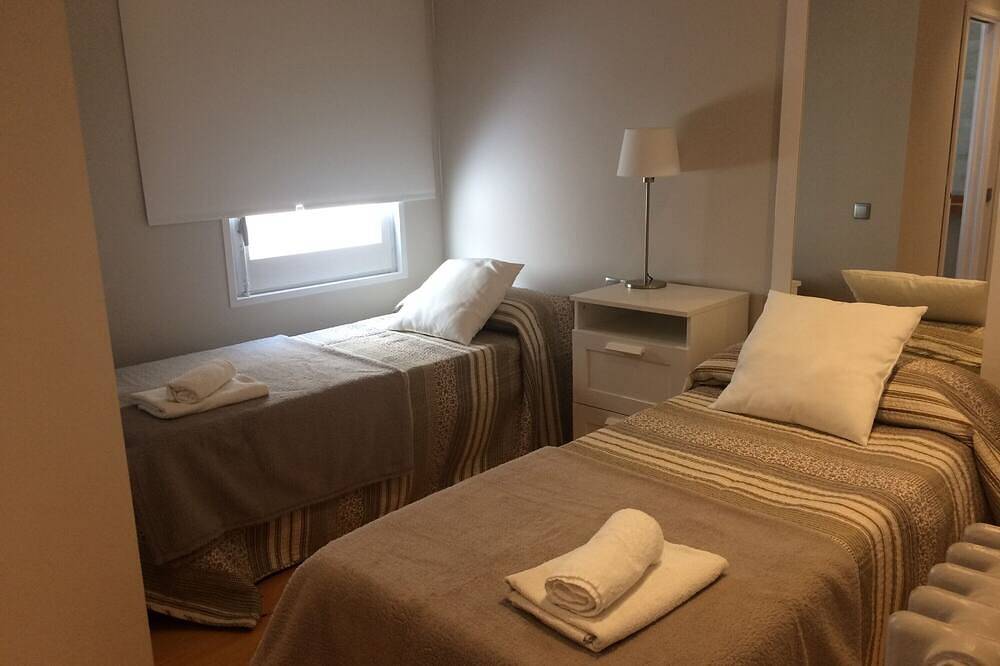 Apartamento entero, Apartamento 'Castellterçol' con vistas a la montaña, terraza privada y Wi-Fi in Castelltercol, Interior de Barcelona
