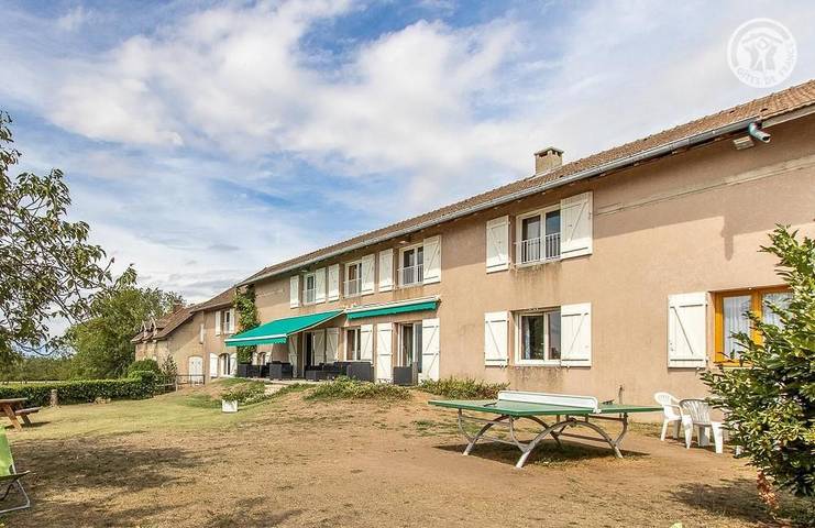 Gîte pour 15 personnes, avec terrasse ainsi que piscine et jardin, animaux acceptés
