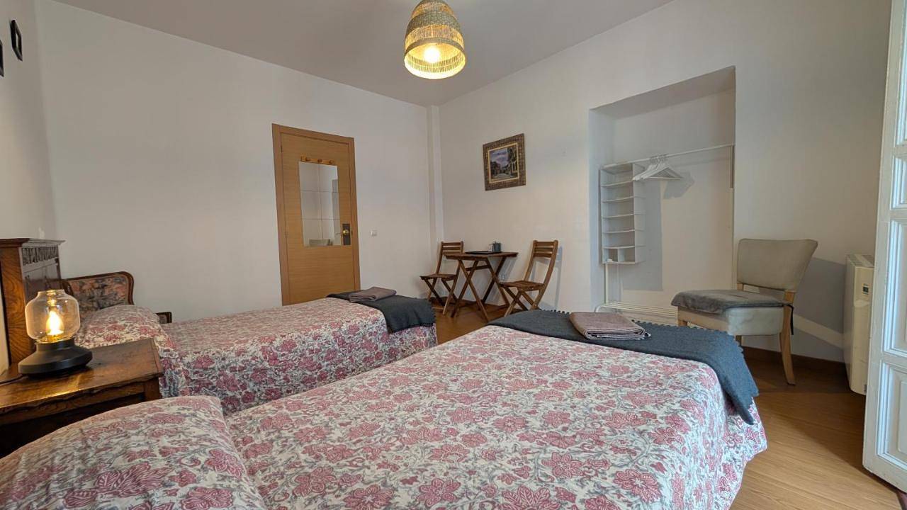 Twin Room with Balcony in Oviedo, Cordillera Cantábrica