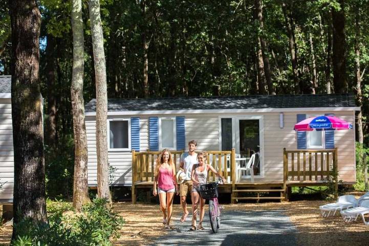 Camping pour 6 personnes, avec bassin pour enfant à Soulac-sur-Mer