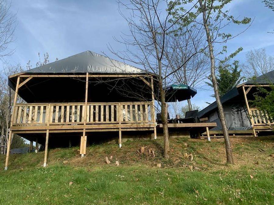 Camping Les Charmes - Tente en toile et en bois 6 personnes - Lodgetent, type Lg+ jour de basculement samedi in Saint-André-d'Allas, Périgord Noir