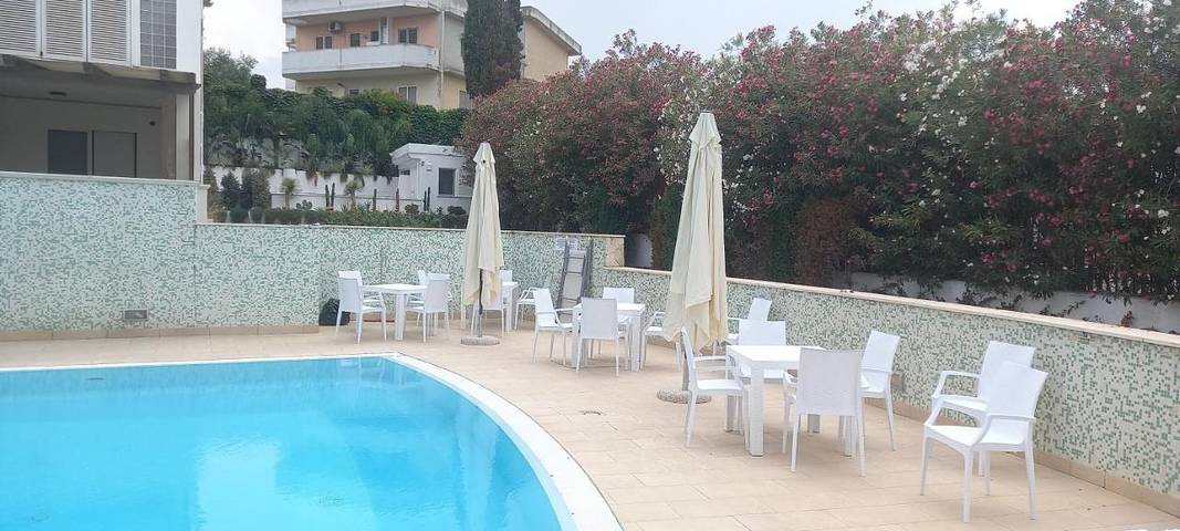 Gîte pour 5 personnes, avec vue ainsi que jardin et piscine, animaux acceptés à Barletta - 2