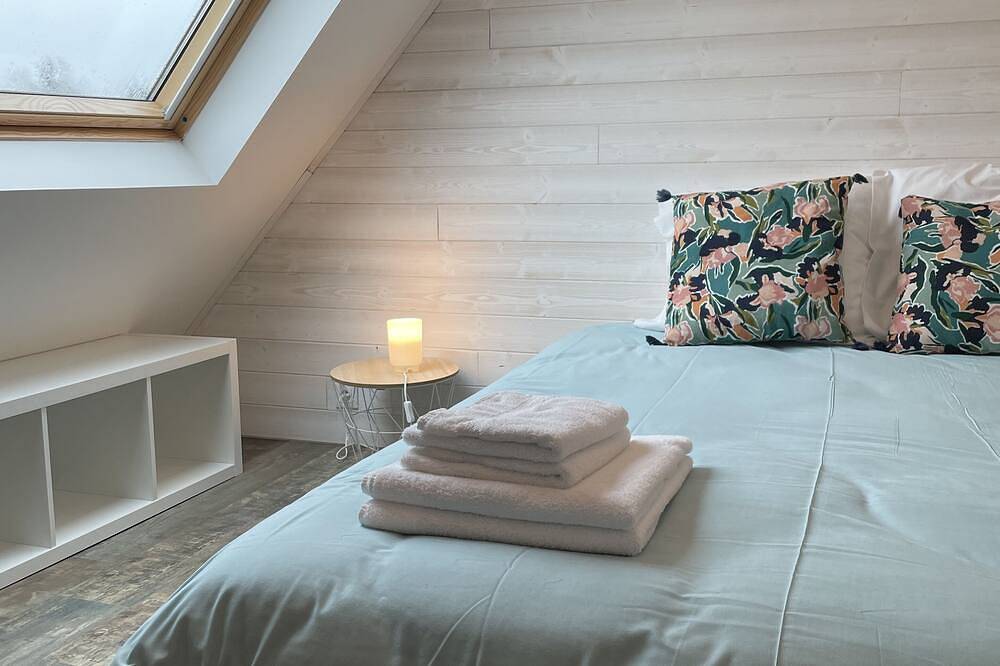 Stone farmhouse for 4 people with heated swimming pool in Trélévern, Rosa Granitküste