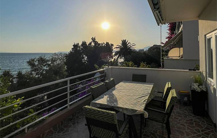 Apartamento vacacional entero, Refugio junto al mar: acogedor apartamento de 1 dormitorio con wifi, terraza y aparcamiento in Grljevac (Podstrana), Podstrana