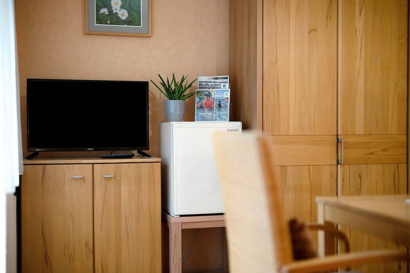 Ganzes Studio, Zimmer 'Doppelzimmer Gänseblümchen' mit Privatterrasse, Gemeinschaftsgarten und Wi-Fi in Elzach, Mittlerer Schwarzwald