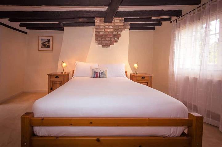 Chocolate-box pretty Pear Tree Cottage in South Downs village in Willingdon and Jevington, Ost Sussex