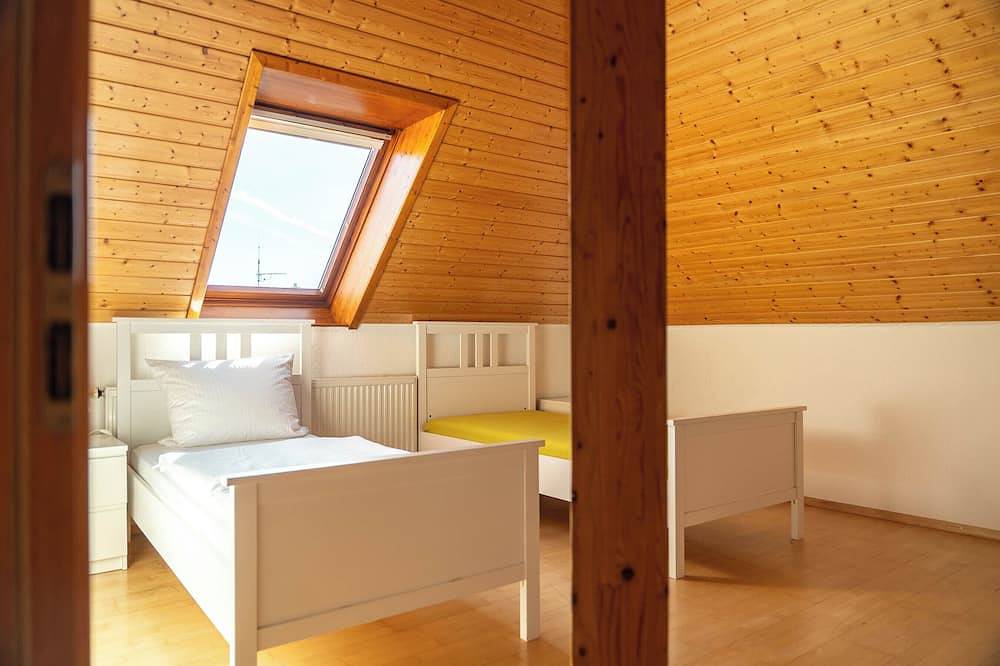 Ganze Wohnung, Spacious 3-bedroom apartment, Walk to Lakes, Transit & On-Site German Dining in Böblingen, Landkreis Böblingen