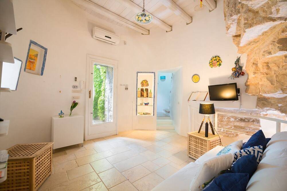 Trullo mit direkten zugang zum Meer in Spiaggia del Ponte Lama, Bisceglie