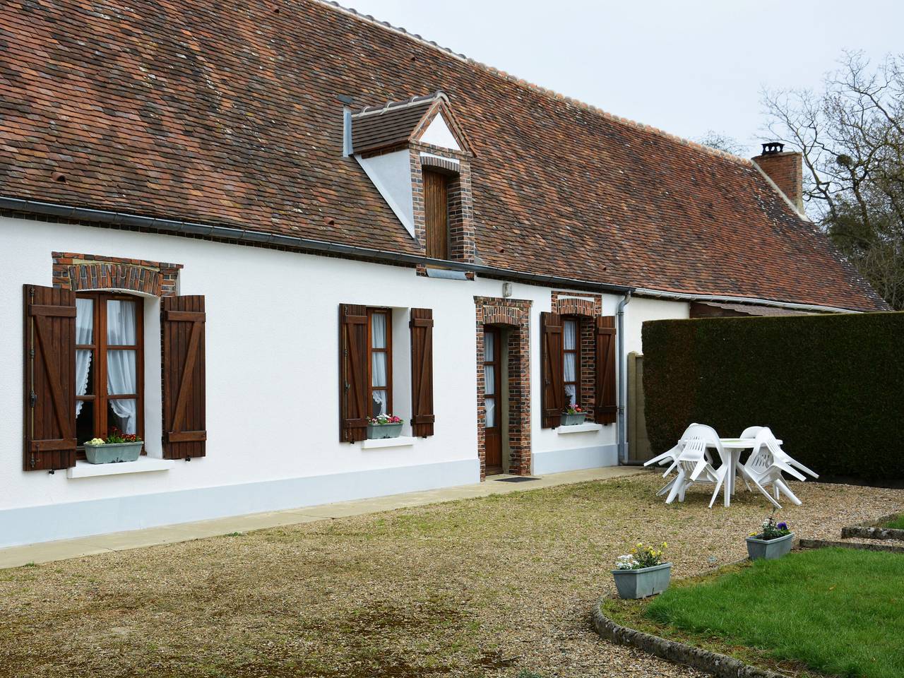 Gîte de Charme à la Campagne avec Jardin Clos et Collection d'Outils Agricoles in Vaupillon, Région de Nogent-le-Rotrou